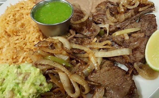 Steak Encebollado.